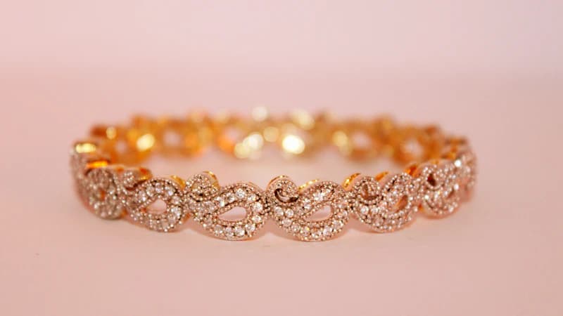 Magnetic closure jewelry box with minimalist design and embedded magnets